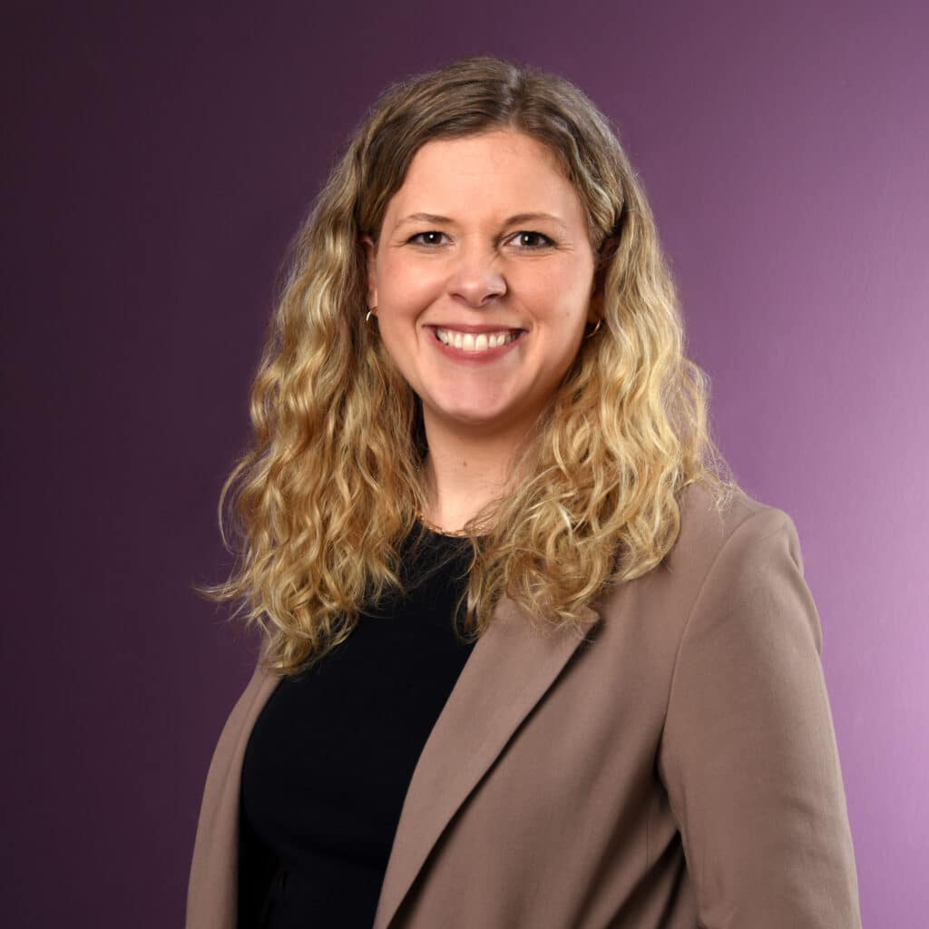 Das Bild zeigt Steuerberaterin Julia Schmidt