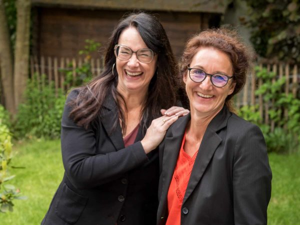 Das Bild zeigt Petra Winterscheid zusammen mit einer Arbeitskollegin