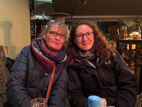 Das Bild zeigt zwei Frauen die zusammen sitzen