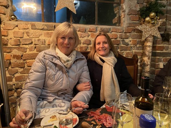 Das Bild zeigt zwei Frauen die zusammen sitzen