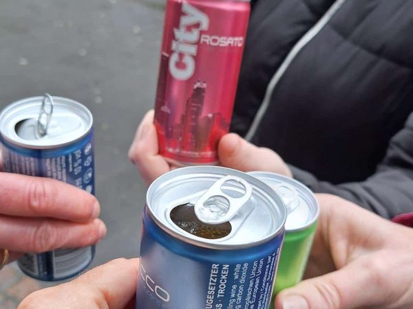 Das Bild zeigt ein anstoßen mit Dosen