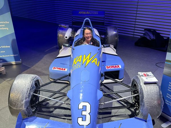 Das Bild zeigt Petra Winterscheid in einem Rennwagen